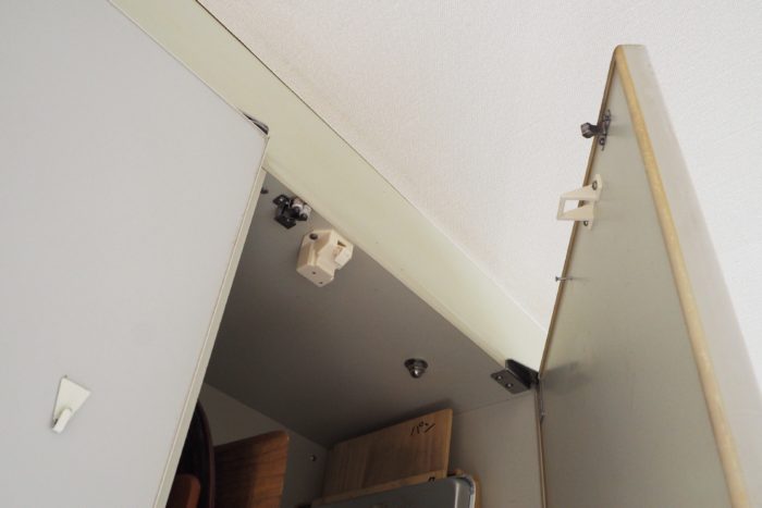 食器棚 収納扉耐震地震対策 ラッチで飛び出し防止 家具の壁付けで転倒防止策を 暮らしはラクに楽しく